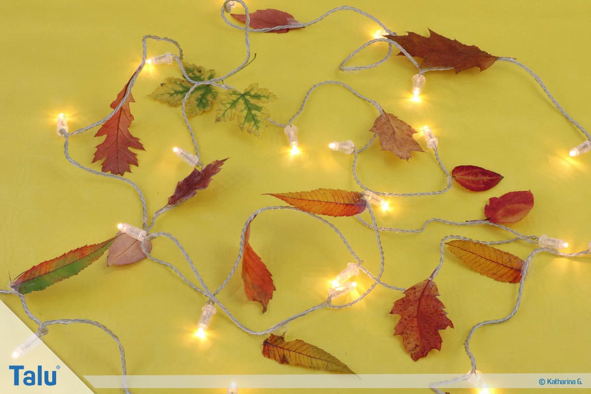 Herbst-Tischdeko selber machen, fertige Lichterkette mit Herbstlaub