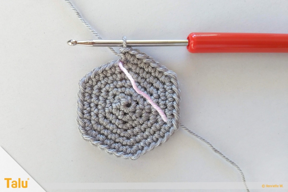 Maus häkeln, Amigurumi-Häkelmaus, jede fünfte Masche verdoppeln