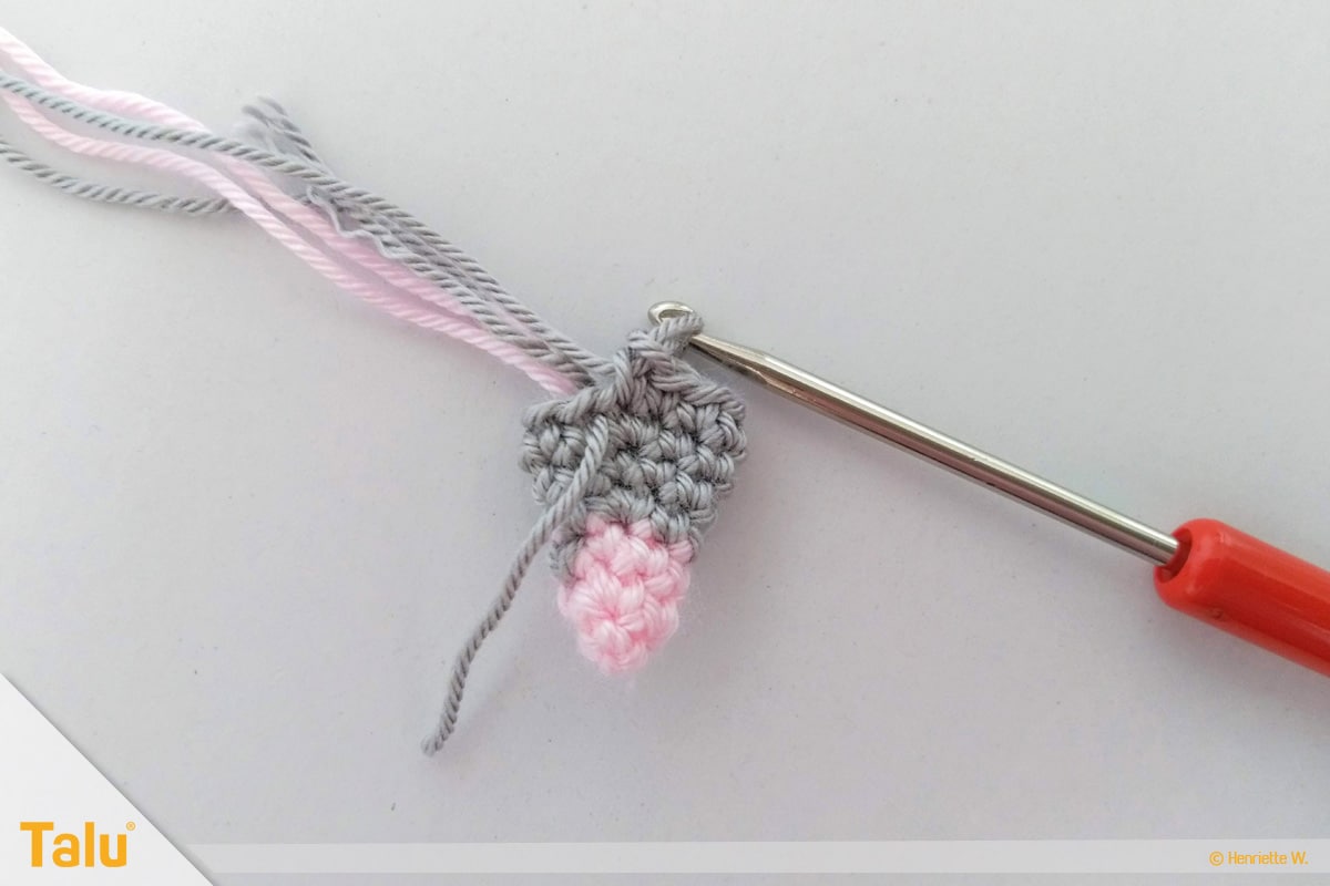 Maus häkeln, Amigurumi-Häkelmaus, Nasenspitze der Maus entsteht