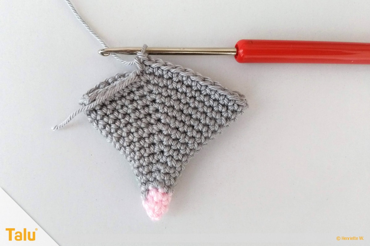 Maus häkeln, Amigurumi-Häkelmaus, Kopf entsteht mit weiteren Maschenzunahmen