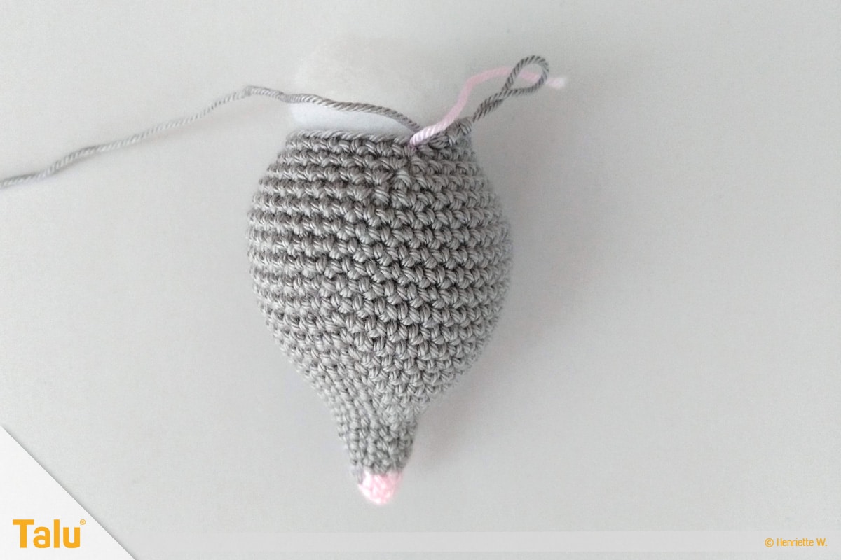 Maus häkeln, Amigurumi-Häkelmaus, Kopf mit Füllmaterial ausstopfen