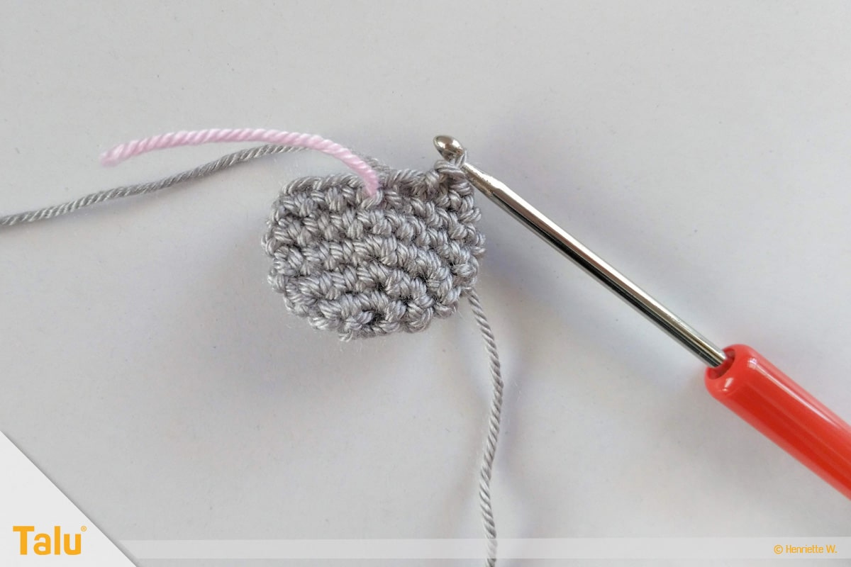 Maus häkeln, Amigurumi-Häkelmaus, Arme der Häkelmaus fertigen