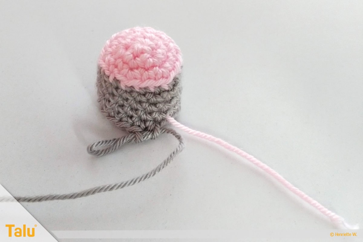 Maus häkeln, Amigurumi-Häkelmaus, Häkelmaus-Beine entstehen