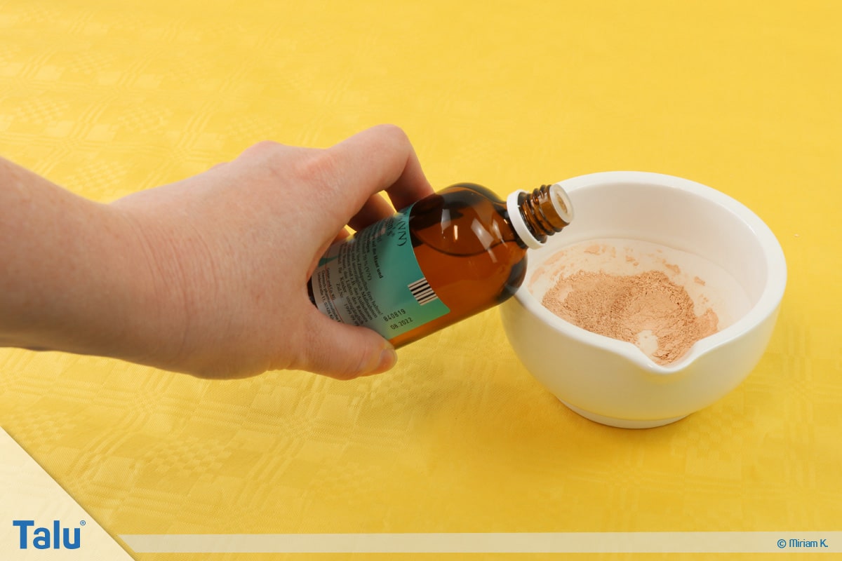 Puder zerbrochen, Puder reparieren, Puder retten, 70%-Alkohol dazugeben