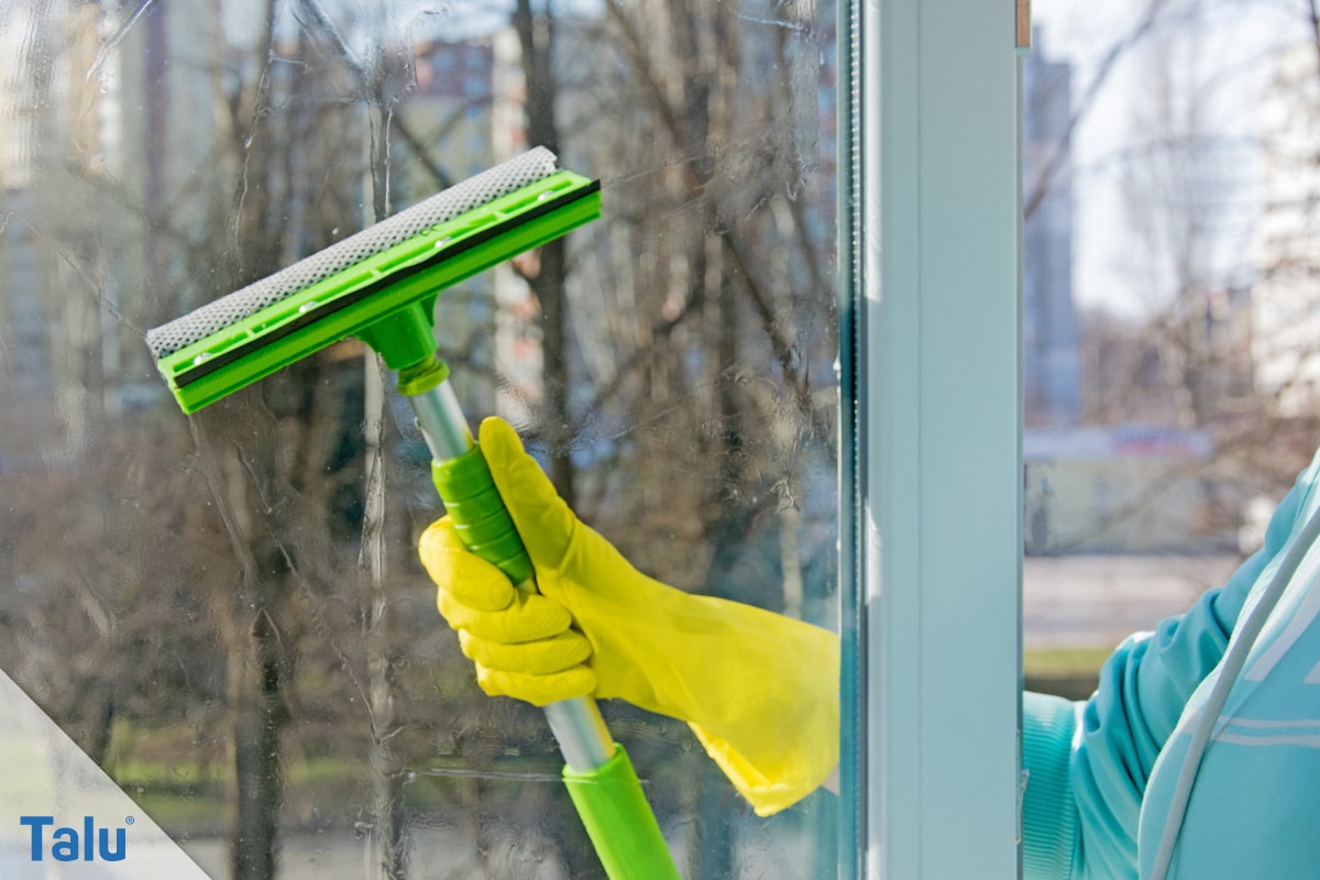 Schmierige, fettige Glasscheiben reinigen, Fensterabzieher
