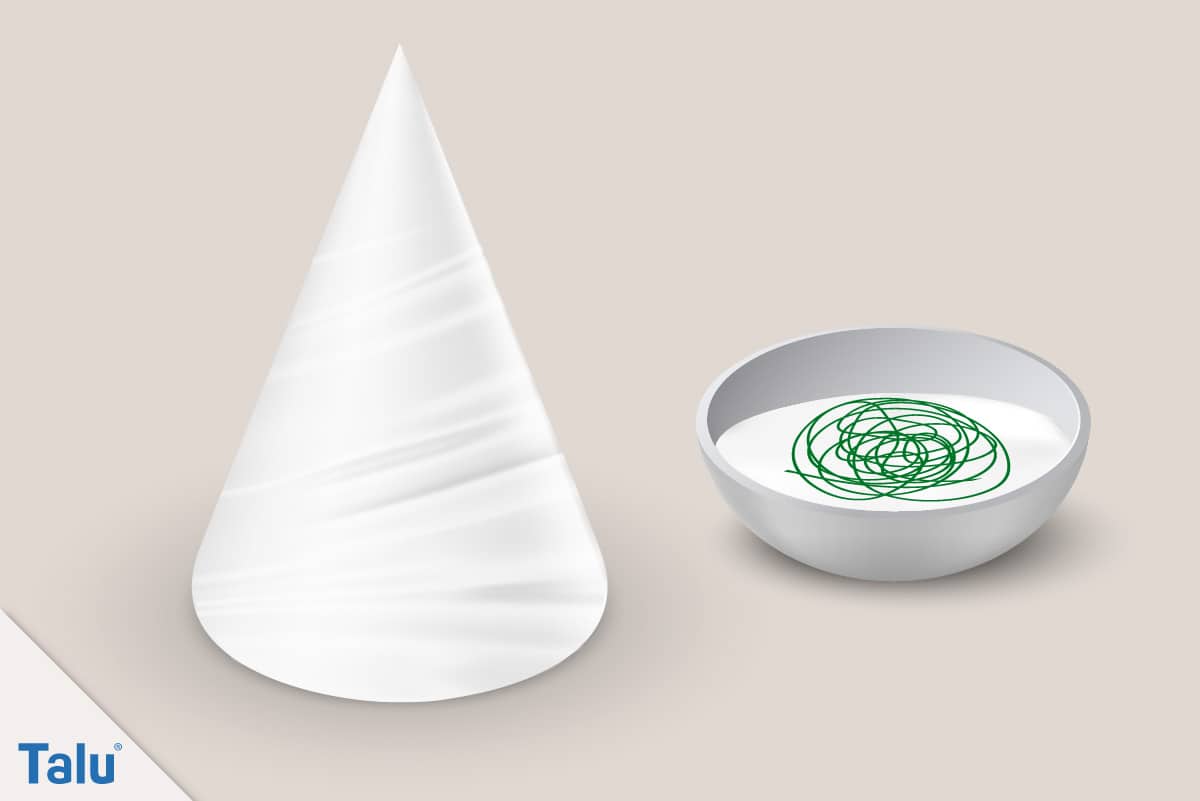 Adventsdeko basteln, Ideen für die Adventsdekoration, Mini-Weihnachtsbaum, Papierkegel mit Frischhaltefolie