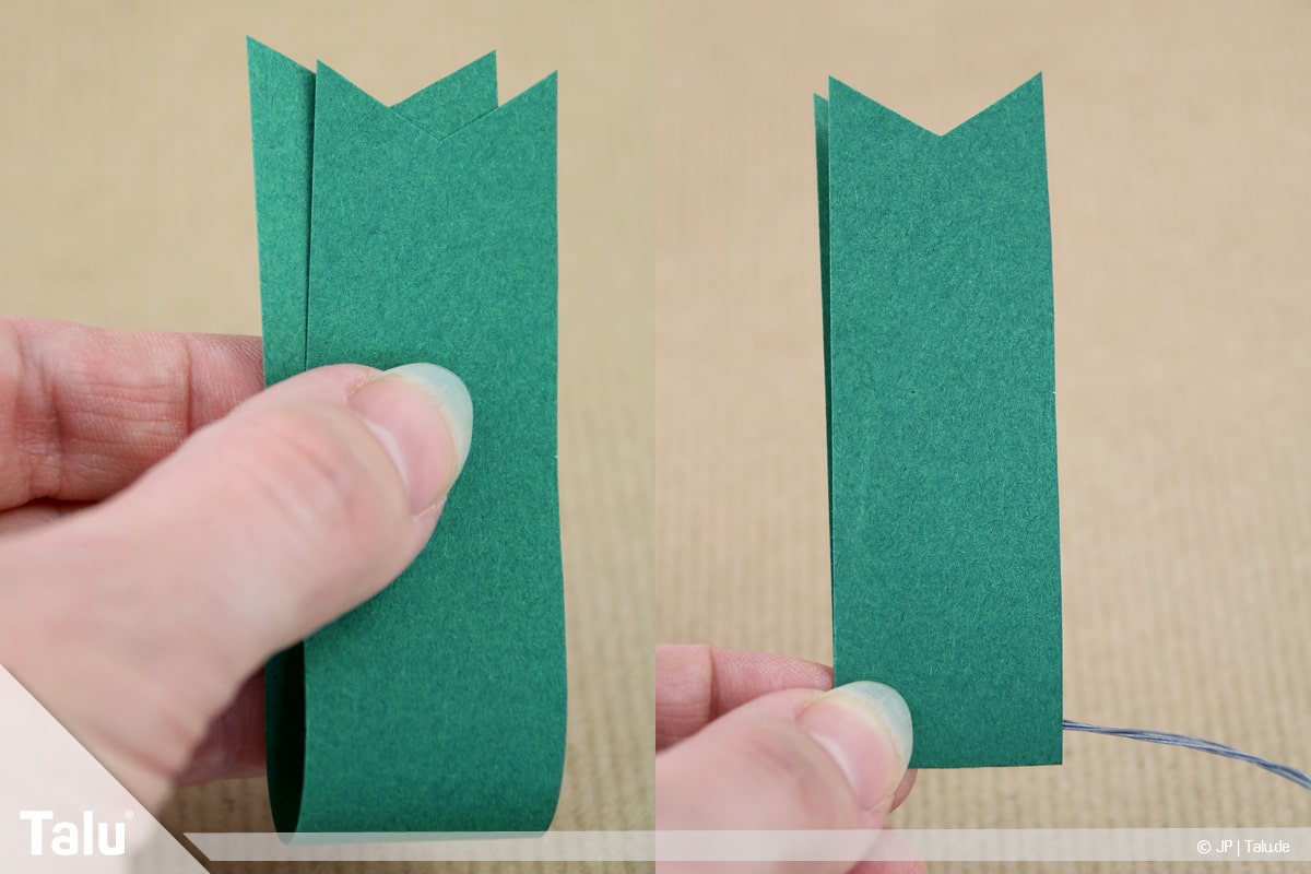 Basteln mit Papier an Weihnachten, Ideen, Papierstreifen mittig zusammenfalten und am Draht anbringen