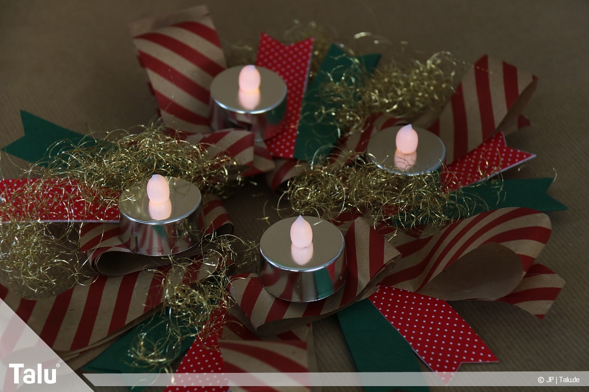 Basteln mit Papier an Weihnachten, Ideen, Papierstreifen-Adventskranz mit vier LED-Teelichtern