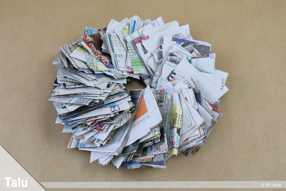 Basteln mit Papier an Weihnachten, Ideen, fertiger Adventskranz aus Zeitungspapierstücken