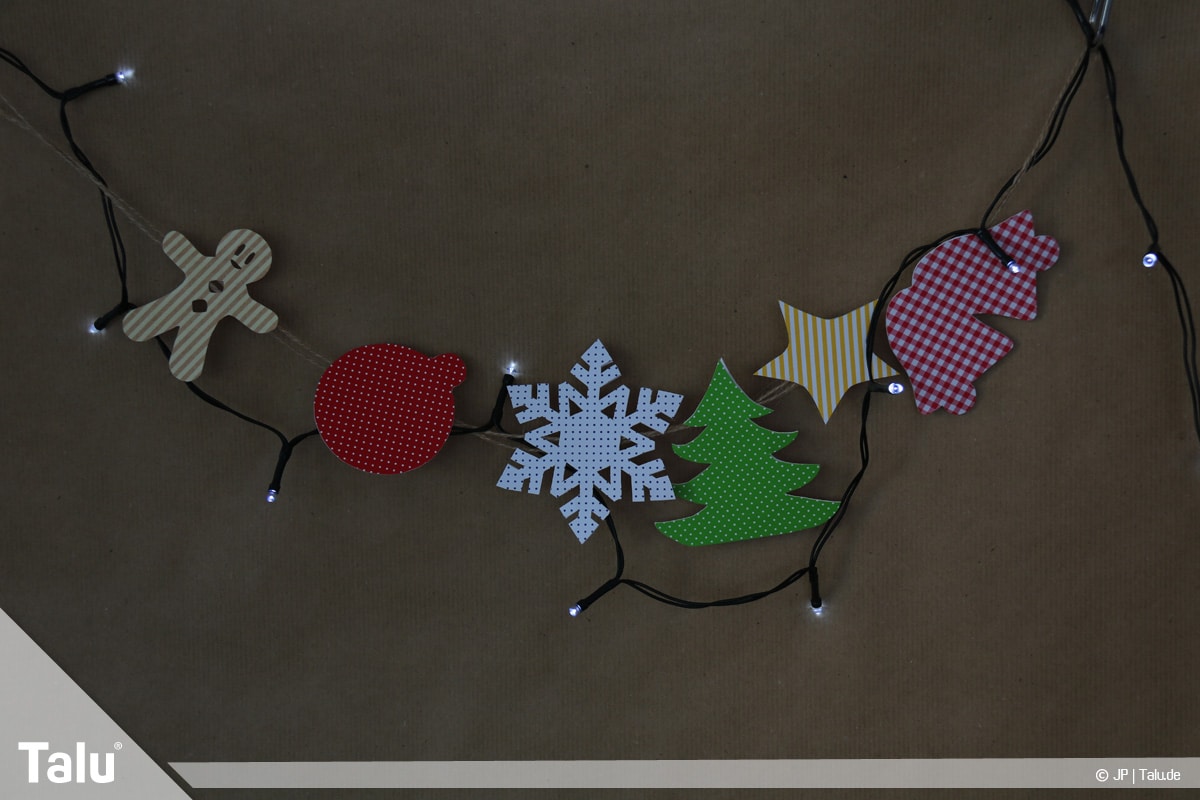 Basteln mit Papier an Weihnachten, Ideen, Girlande mit batteriebetriebener Lichterkette schmücken