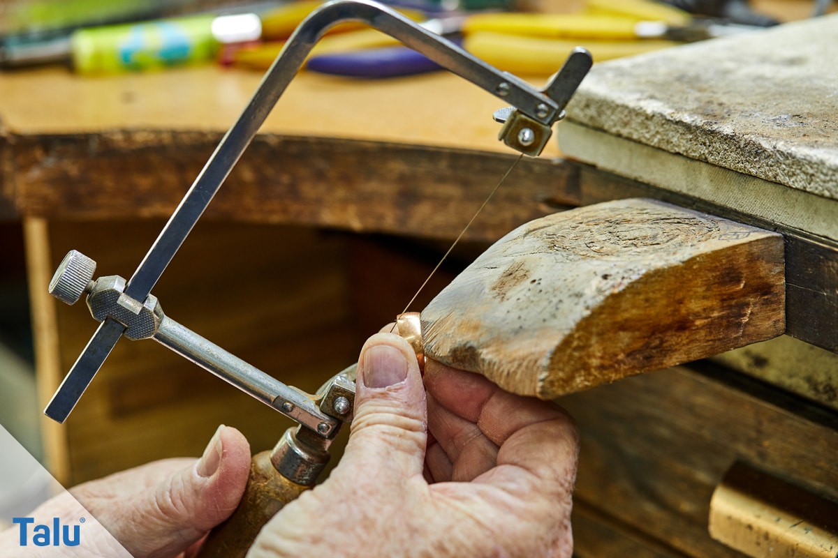 Laubsägearbeiten, Grundlagen und Vorlagen, Laubsäge mit sehr feinem Sägeblatt