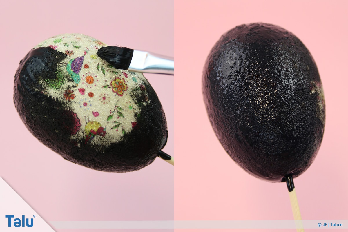 Pinguin basteln mit Kindern, Anleitung, Pinguin aus Plastik-Osterei, schwarz bemaltes Plastik-Ei