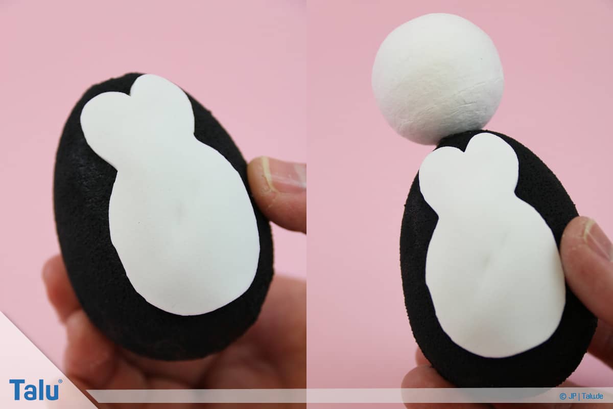 Pinguin basteln mit Kindern, Anleitung, Pinguin aus Plastik-Osterei, Moosgummi und Wattekugel ankleben