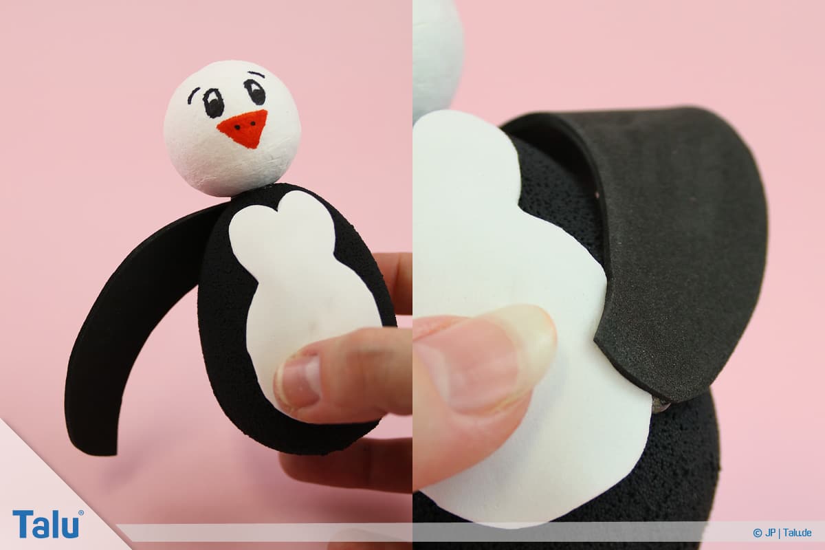 Pinguin basteln mit Kindern, Anleitung, Pinguin aus Plastik-Osterei, Flügel aus Moosgummi ankleben