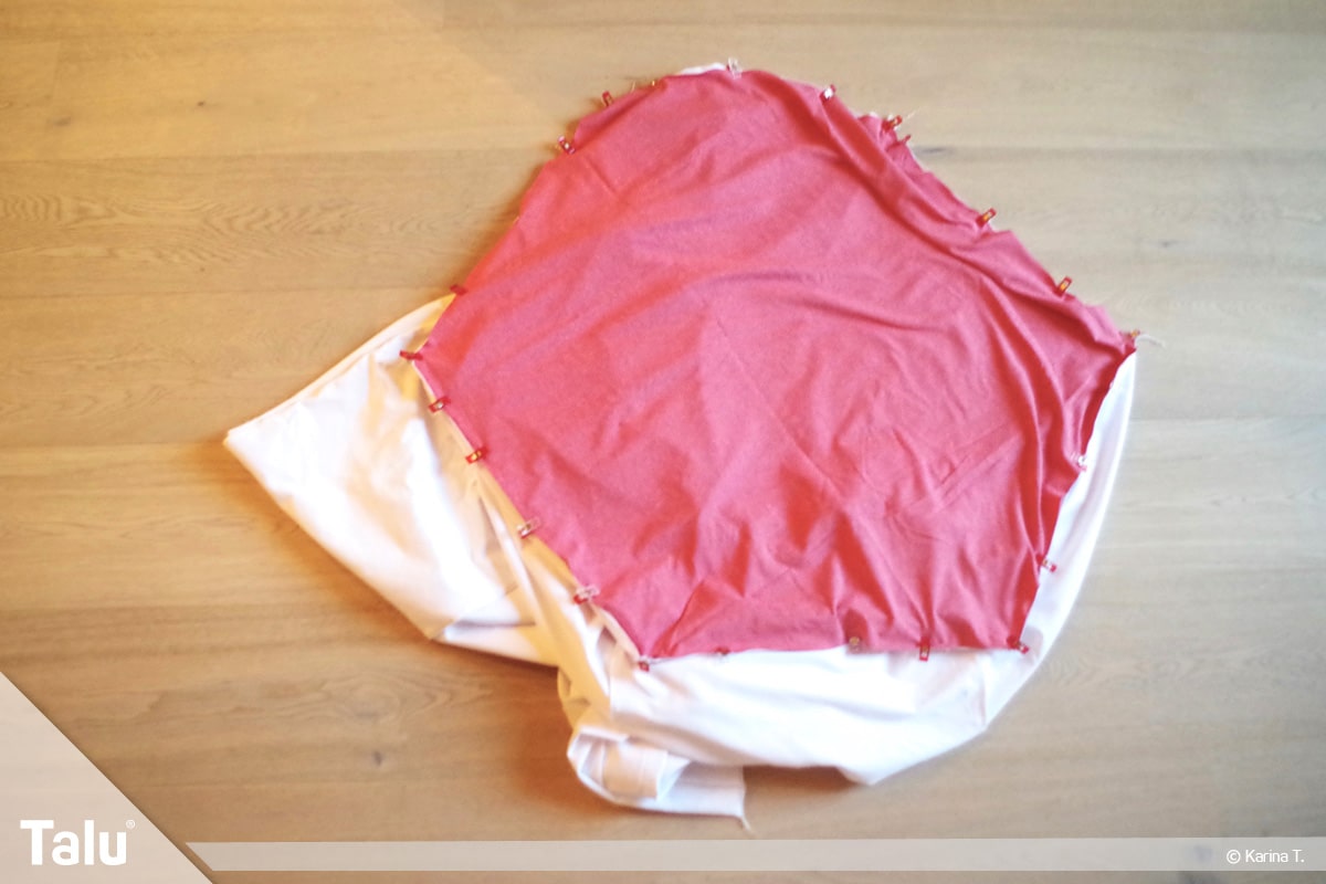 Sitzsack selber machen, Anleitung, am Stoff festgestecktes Sechseck