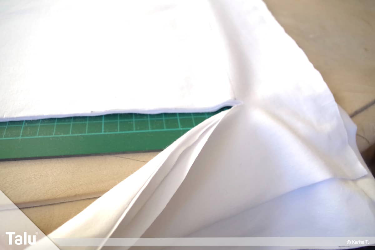 Sitzsack selber machen, Anleitung, gefaltete Stofflagen zerschneiden