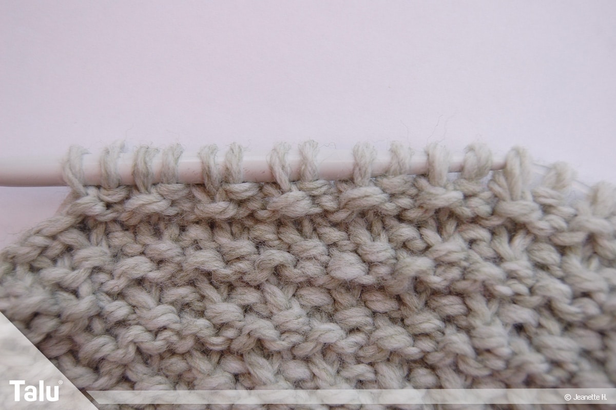 Snood selbst stricken, Anleitung Schlauchschal, Dachziegelmuster nach sieben Runden