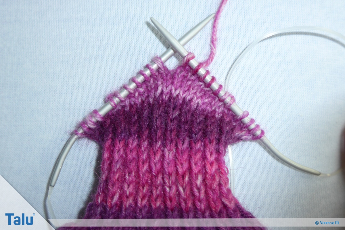 Socken stricken mit Rundstricknadel, weiter Hin- und Rückreihen arbeiten