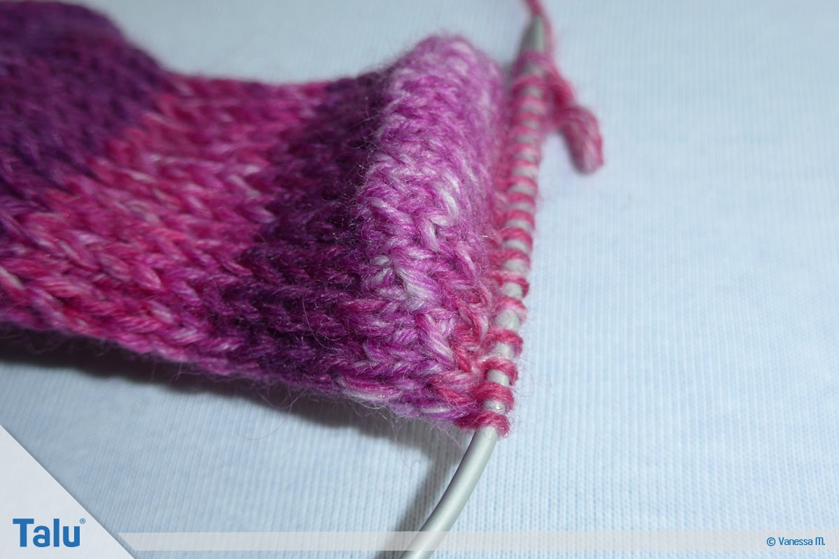 Socken stricken mit Rundstricknadel, Rundung der Ferse entsteht