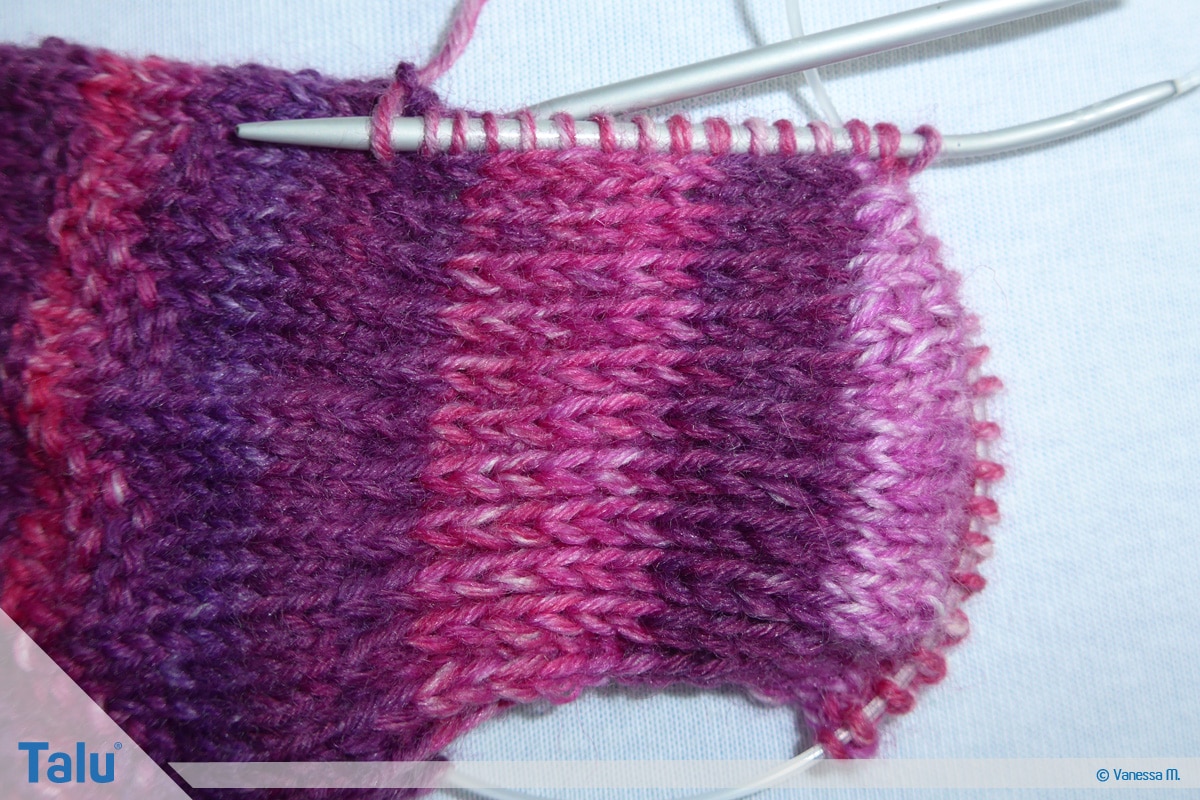 Socken stricken mit Rundstricknadel, Verbindung zwischen Fersenmaschen und stillgelegten Maschen schaffen