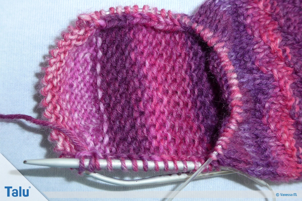 Socken stricken mit Rundstricknadel, Maschen aus linker Fersenseite aufnehmen