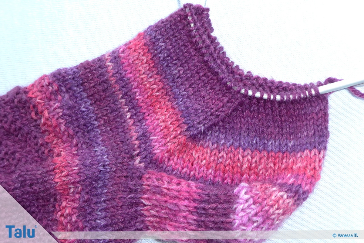 Socken stricken mit Rundstricknadel, Maschenabnahmen bis ursprüngliche Maschenanzahl wieder erreicht ist