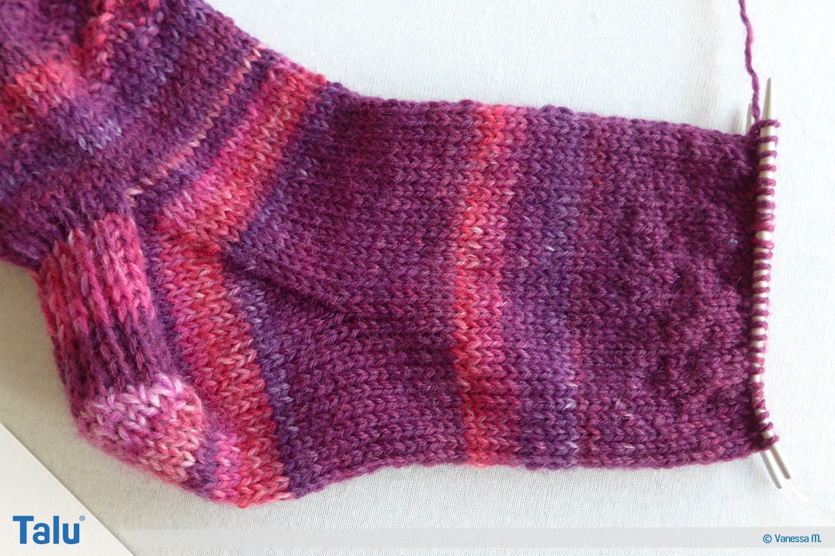Socken stricken mit Rundstricknadel, gewünschte Fußlänge stricken