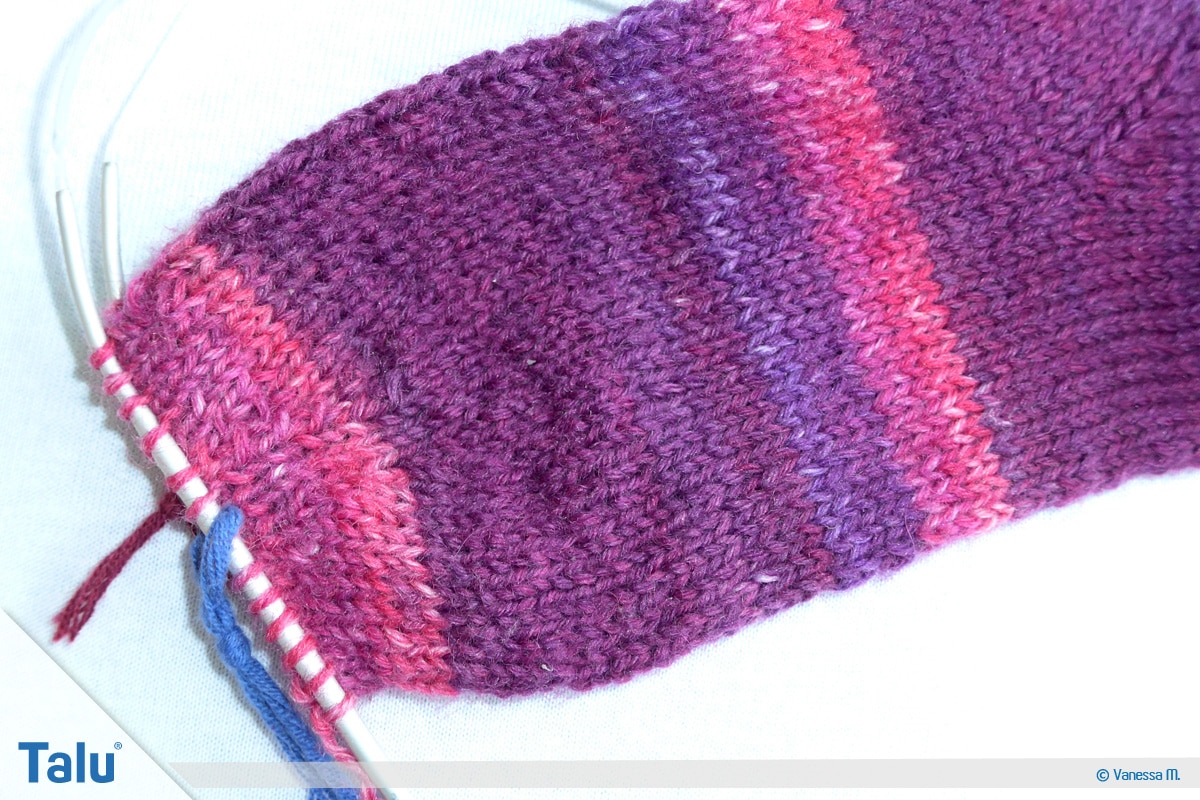 Socken stricken mit Rundstricknadel, die klassische Bandspitze fertigen