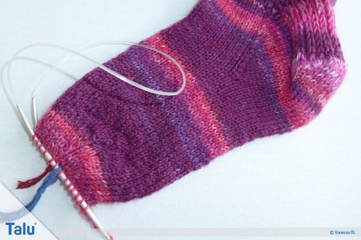 Socken stricken mit Rundstricknadel, Abnahmerunden für die Bandspitze