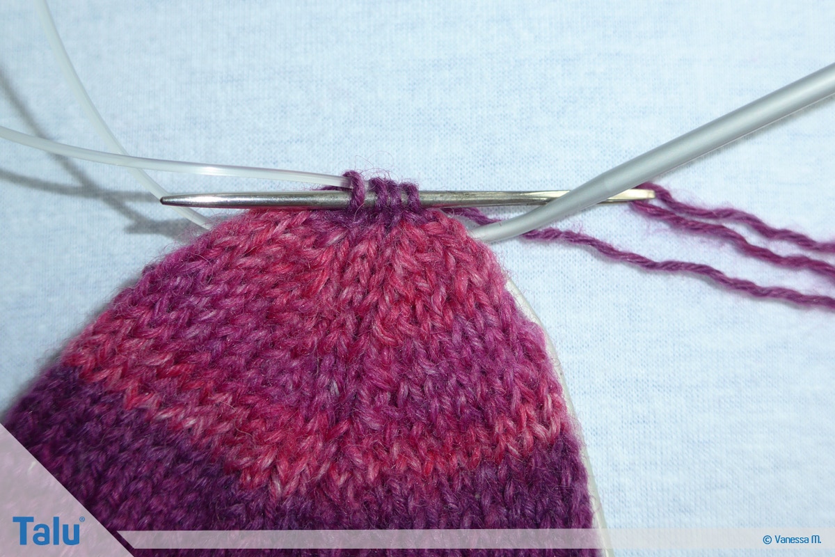 Socken stricken mit Rundstricknadel, Bandspitze mit Wollnadel schließen