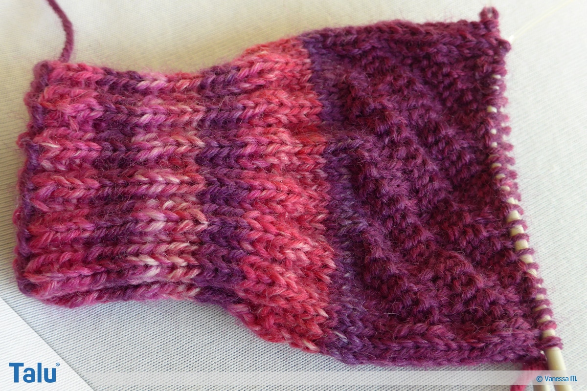 Socken stricken mit Rundstricknadel, gestricktes Rechts-Links-Muster