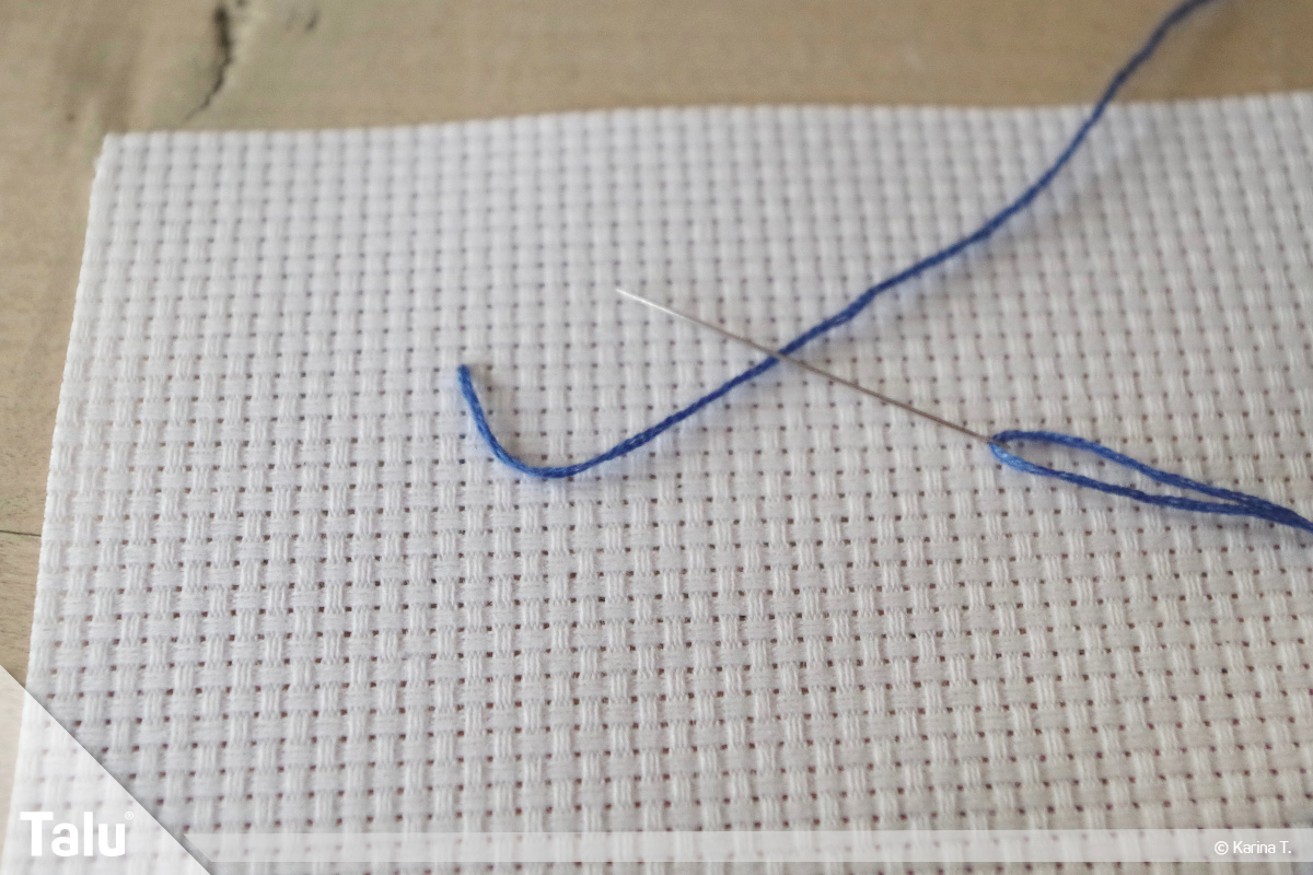 Steppstich/Rückstich, DIY-Anleitung, Steppstich beim Sticken, Nadel mit eingefädeltem Stickfaden
