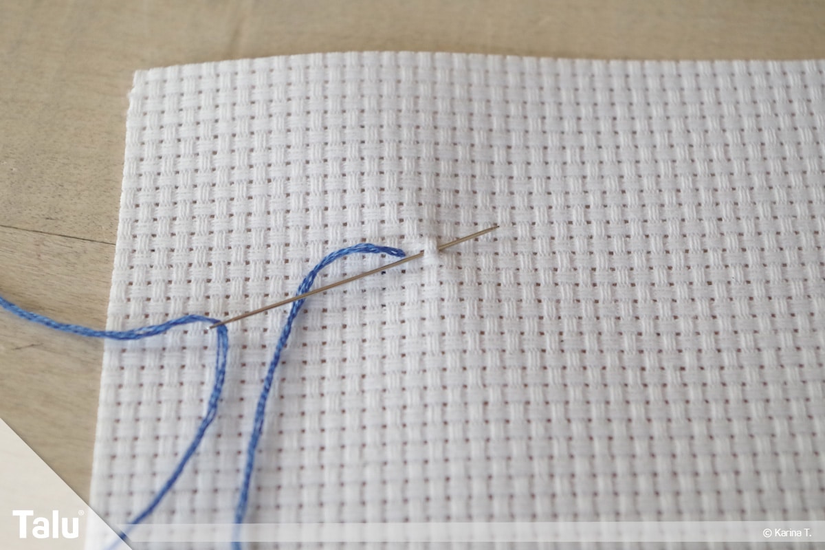Steppstich/Rückstich, DIY-Anleitung, Steppstich beim Sticken, von Rückseite zur Oberfläche stechen