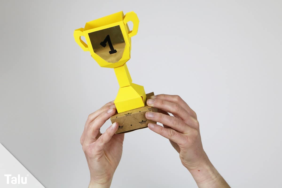Maybe you would like to learn more about one of these? Pokal Basteln Papier - Pokal aus Papier basteln | Anleitung & kostenlose Vorlage ...