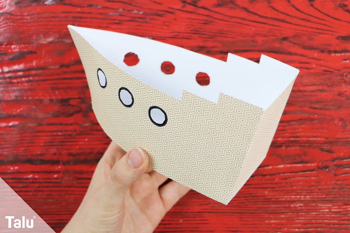 Schiff aus Papier und Pappe