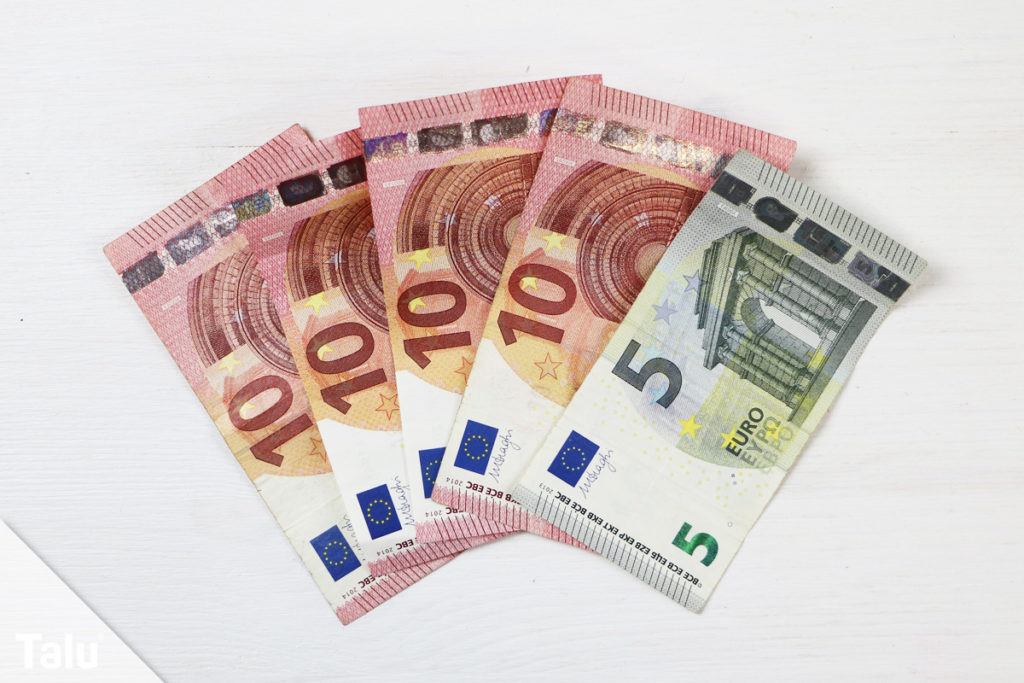 Sonnenschirm mit Liegestuhl aus Geld basteln | Anleitung - Talu.de