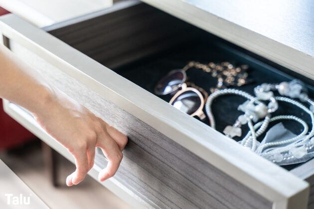 Kleidung und Schuhe richtig aufbewahren: Tipps für zuhause & unterwegs