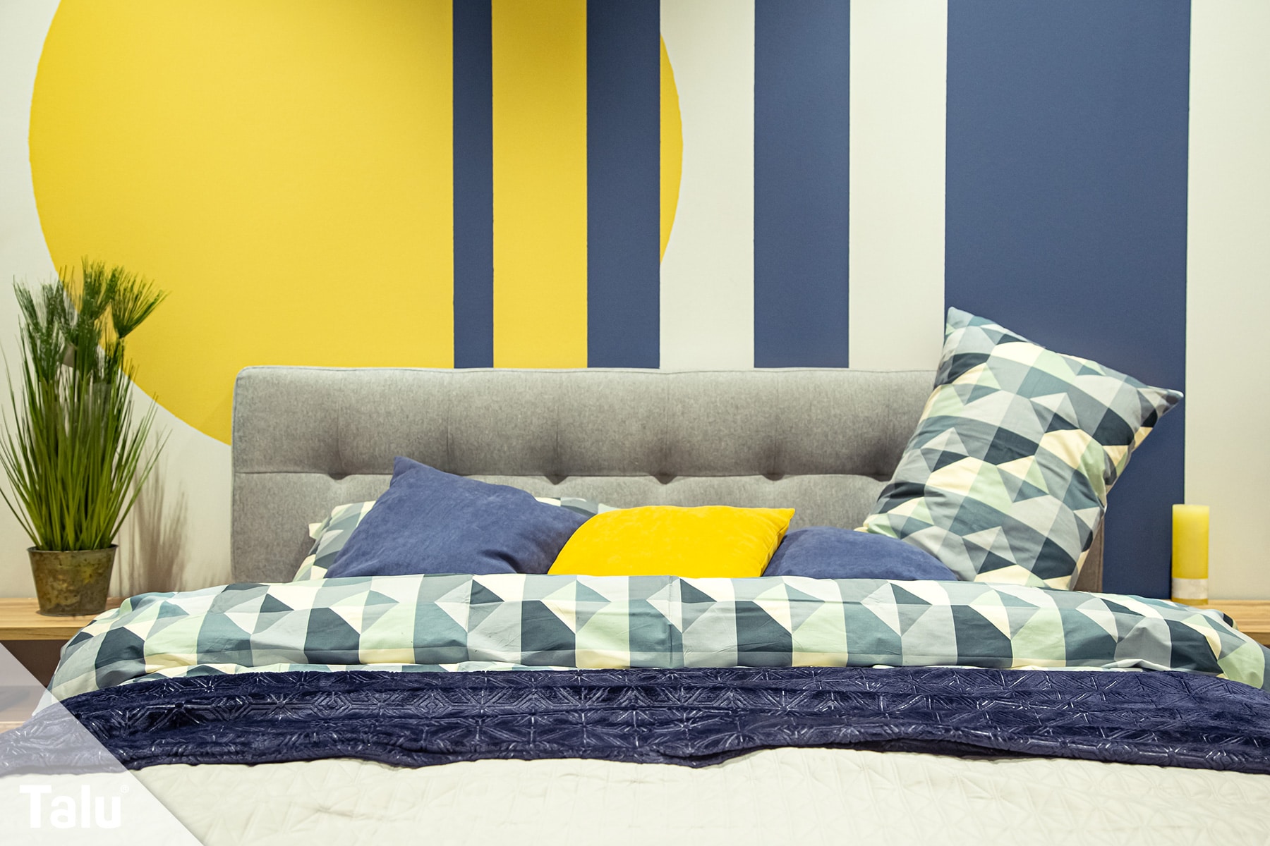 Blau und gelbes Schlafzimmer