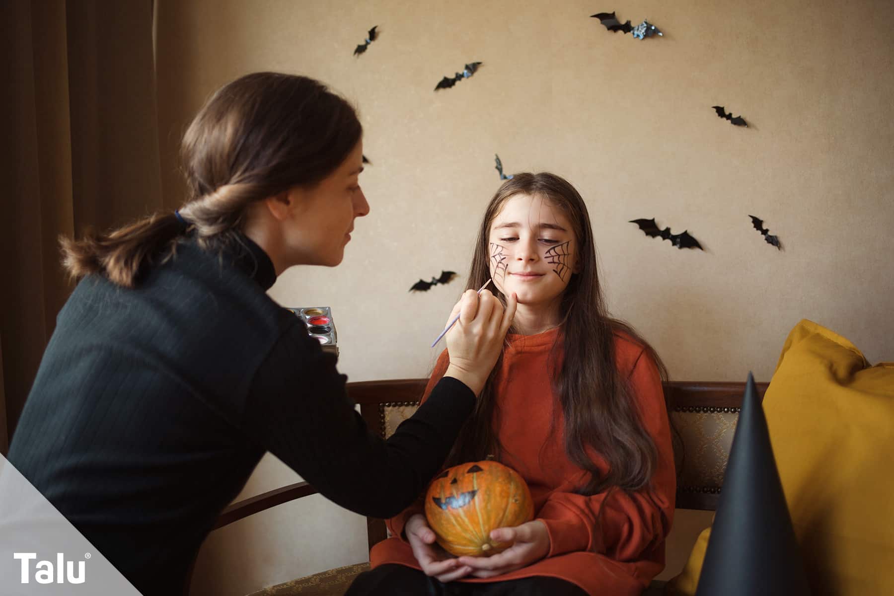 Kinder an Halloween schminken