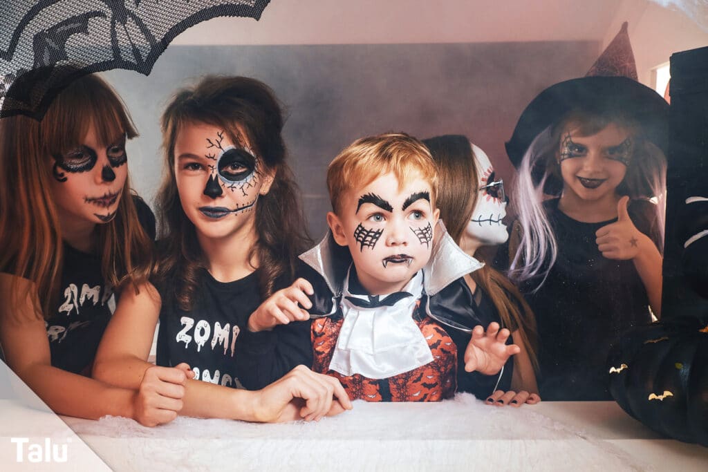 Kinder an Halloween schminken