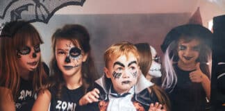 Kinder an Halloween schminken